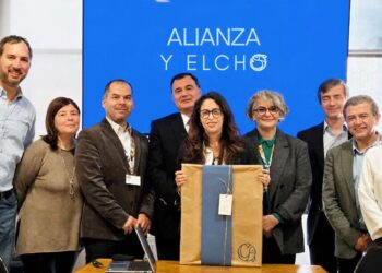 Reunión en Santiago entre el director nacional del SAG, Domingo Rojas, y representantes de la Alianza Yelcho.