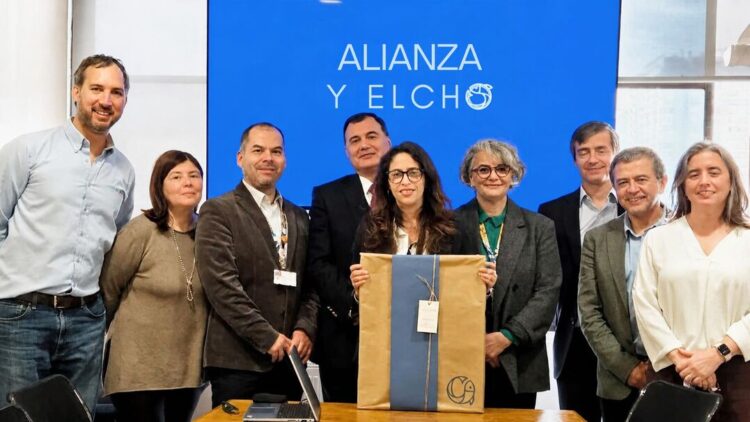 Reunión en Santiago entre el director nacional del SAG, Domingo Rojas, y representantes de la Alianza Yelcho.