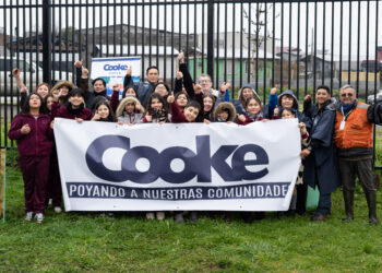 Estudiantes de la Escuela Cayenel participaron junto a Cooke Aquaculture en una jornada de educación ambiental, biodiversidad y plantación de árboles nativos. Foto: InfoSALMON