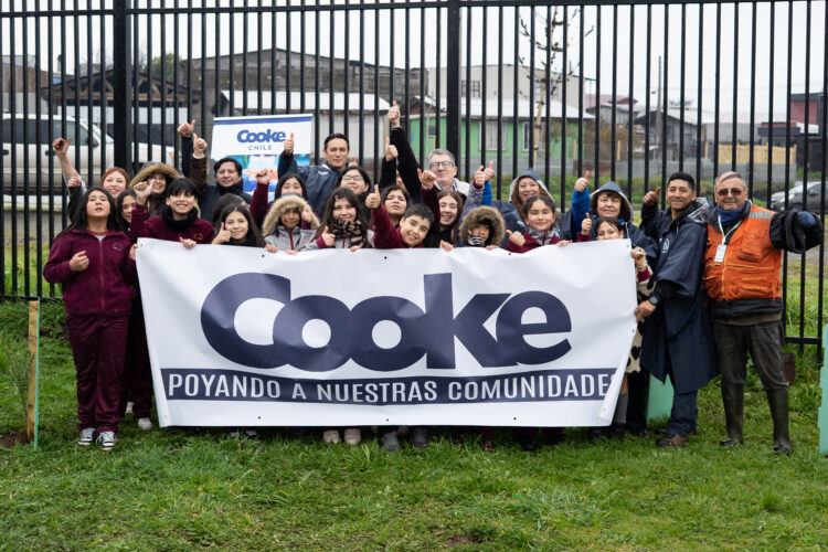 Estudiantes de la Escuela Cayenel participaron junto a Cooke Aquaculture en una jornada de educación ambiental, biodiversidad y plantación de árboles nativos. Foto: InfoSALMON