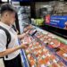Consumidora observa salmón noruego en un supermercado de Vietnam
