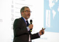 Ignacio Fernández, director general de ProChile, exponiendo sobre comercio exterior y salmón en Deloitte Las Condes.