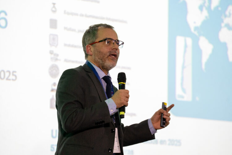 Ignacio Fernández, director general de ProChile, exponiendo sobre comercio exterior y salmón en Deloitte Las Condes.