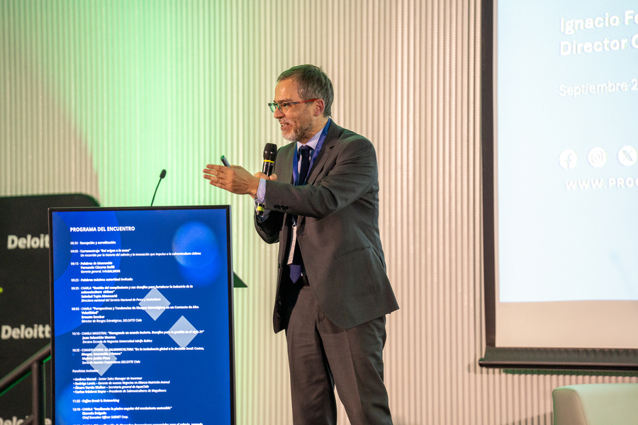 Director general de ProChile presentando proyecciones de mercados internacionales ante asistentes a la cumbre de InfoSALMON.