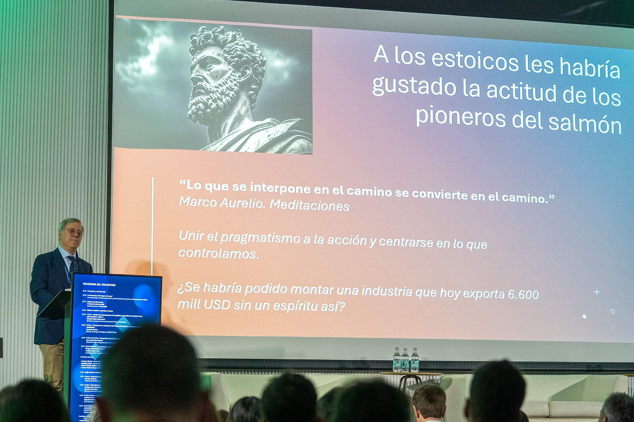 Juan Sebastián Montes exponiendo sobre la metáfora del iceberg y los retos de la salmonicultura en el centro de convenciones de Deloitte.