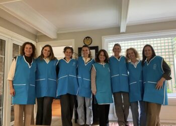 Representantes de Badinotti, Multi X y Fundación Mater Filius durante la entrega del aporte social en Puerto Varas.