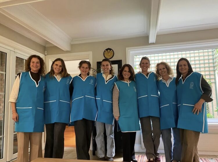 Representantes de Badinotti, Multi X y Fundación Mater Filius durante la entrega del aporte social en Puerto Varas.