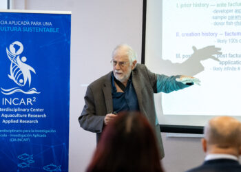 Dr, Niels Bols durante su presentación en el workshop internacional. Foto: InfoSALMON.