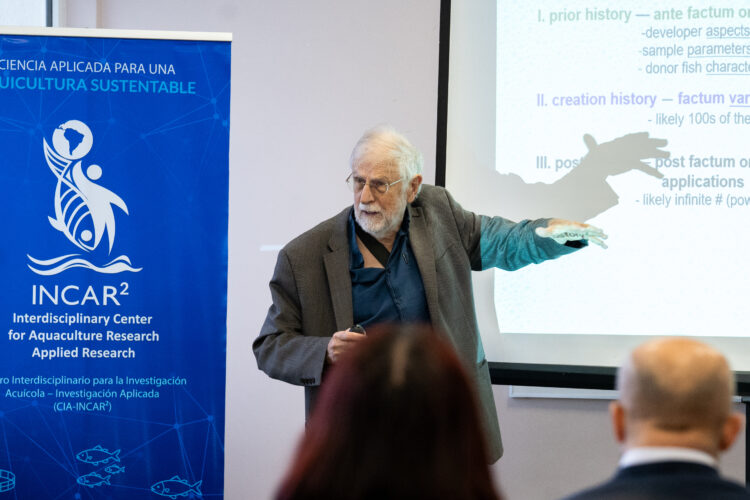 Dr, Niels Bols durante su presentación en el workshop internacional. Foto: InfoSALMON.
