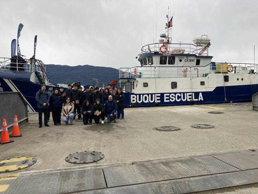 Estudiantes de Puerto Cisnes reunidos frente al Buque Escuela Capitán Williams.