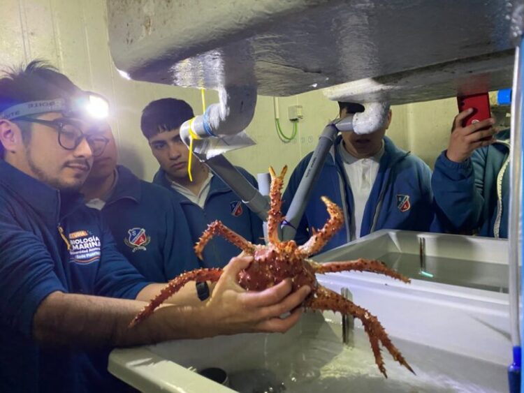 Estudiantes de Ancud conocen la investigación acuícola en una visita a la UACh