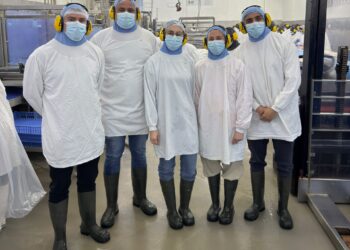 Estudiantes de la UC y AquaChile trabajan en alternativas para valorizar la sangre del salmón