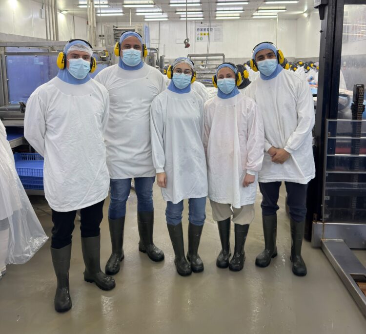 Estudiantes de la UC y AquaChile trabajan en alternativas para valorizar la sangre del salmón