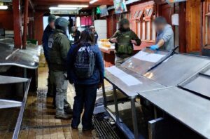 Operativo del O.S.9 en Angelmó por recuperación de media tonelada de salmón robado en Puerto Montt