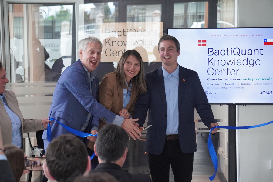 Ceremonia de corte de cinta inaugural del BactiQuant Knowledge Center junto a representantes de AOLAB, Corfo y la Embajada de Dinamarca en Puerto Montt.
