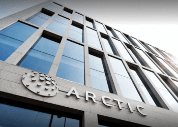 Fachada de un edificio con el logotipo de Arctic.