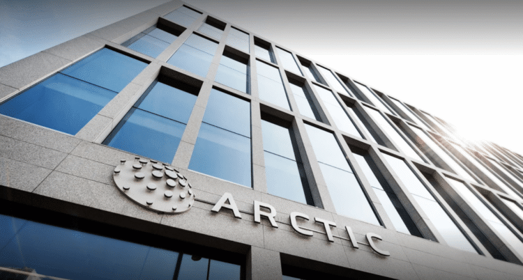 Fachada de un edificio con el logotipo de Arctic.