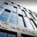 Fachada de un edificio con el logotipo de Arctic.