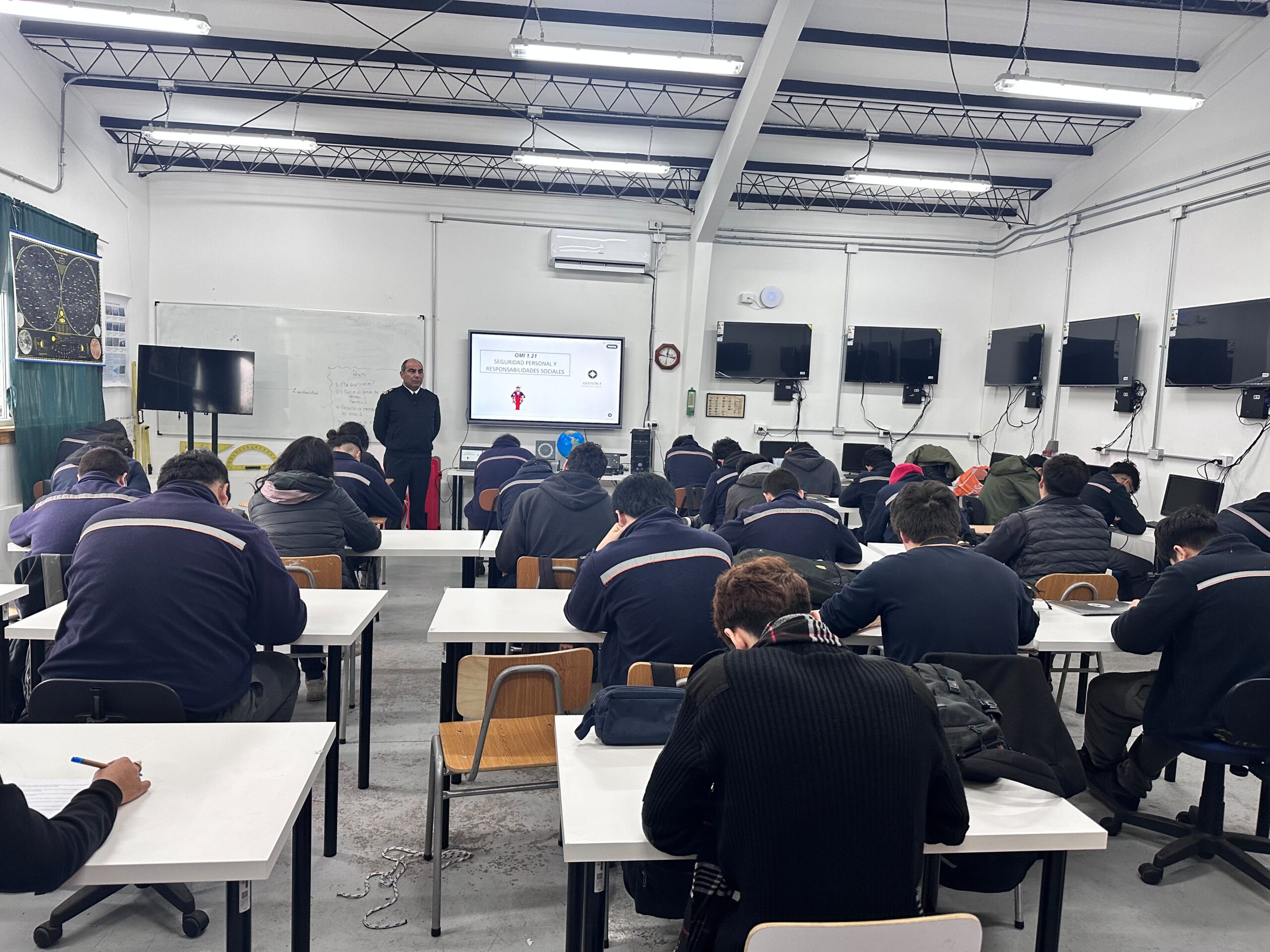 Estudiantes de la especialidad de Marino Mercante del Liceo Industrial de Puerto Montt durante la ceremonia de entrega de becas para cursos OMI.