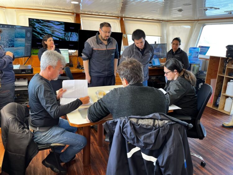 Inspectores del Ministerio de Agricultura de Brasil y profesionales de Sernapesca revisando protocolos sanitarios en una planta de salmón.