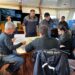Inspectores del Ministerio de Agricultura de Brasil y profesionales de Sernapesca revisando protocolos sanitarios en una planta de salmón.