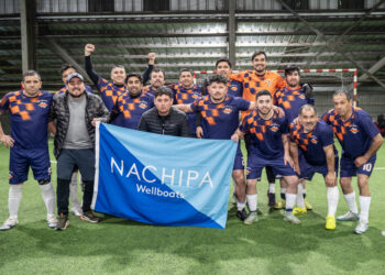 Delegaciones de empresas salmoneras durante el desfile inaugural del Campeonato de Fútbol 7 NACHIPA Wellboats en Puerto Montt.
