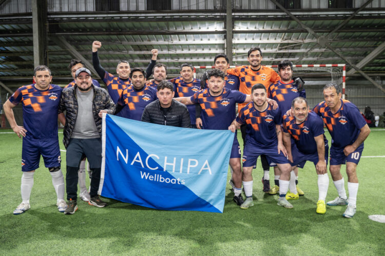 Delegaciones de empresas salmoneras durante el desfile inaugural del Campeonato de Fútbol 7 NACHIPA Wellboats en Puerto Montt.