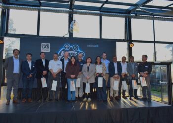Expositores, charlistas y organizadores de InfoSALMON en la foto oficial de cierre en Chamiza.
