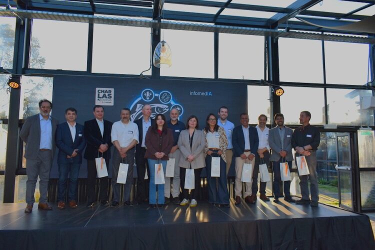 Expositores, charlistas y organizadores de InfoSALMON en la foto oficial de cierre en Chamiza.
