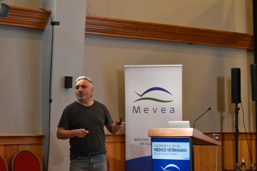 Dr. Marco Rozas-Serri exponiendo sobre genogrupos de Piscirickettsia salmonis y estrategias de control frente al SRS en Puerto Varas.