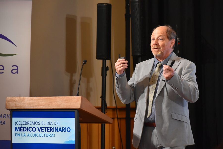 Dr. Brian Dixon exponiendo sobre péptidos antimicrobianos y fiebre conductual para la reducción de antibióticos en acuicultura.