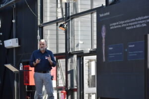 Hans Kossmann, gerente general de SalmoClinic, en el módulo de caligidosis del seminario técnico de InfoSALMON