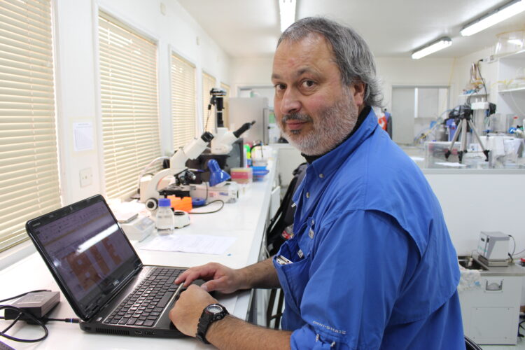 Dr. Kurt Paschke, de la Universidad Austral de Chile, analiza el oxígeno en la salmonicultura