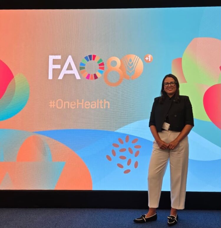 Dra. Javiera Cornejo, del Centro CASA, en la conferencia de la FAO sobre One Health en acuicultura