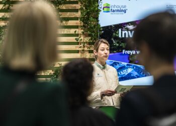 Expositora frente a asistentes en el escenario de Inhouse Farming durante EuroTier 2024.