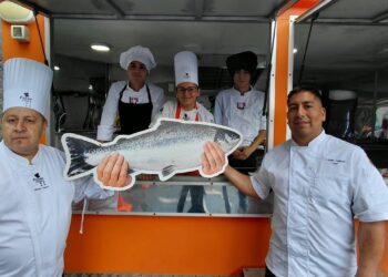 Chefs preparando preparaciones en vivo a base de salmón chileno en el escenario de Expo Sabores Pucón 2026.