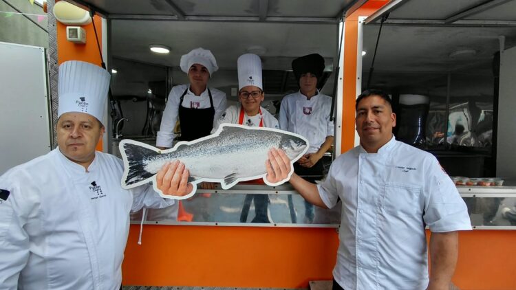 Chefs preparando preparaciones en vivo a base de salmón chileno en el escenario de Expo Sabores Pucón 2026.