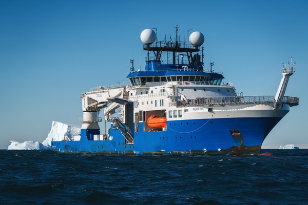 Buque Falkor (too) en la Antártida durante las expediciones de Schmidt Ocean Institute
