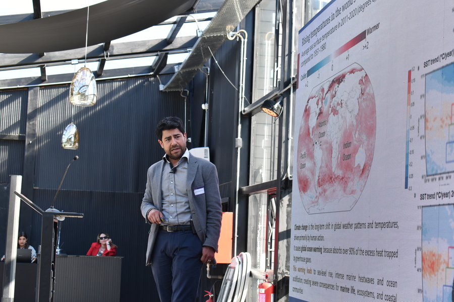 Dr. Felipe Reyes López exponiendo sobre respuesta inmune de la mucosa cutánea ante Cáligus en evento InfoSALMON.