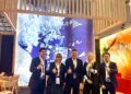 tand de AquaChile en la feria Conxemar de Vigo exhibiendo productos de salmón del Pacífico y alternativas ahumadas.