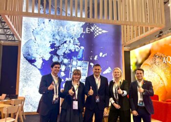 tand de AquaChile en la feria Conxemar de Vigo exhibiendo productos de salmón del Pacífico y alternativas ahumadas.