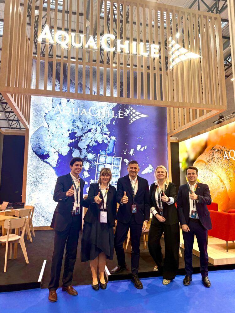 tand de AquaChile en la feria Conxemar de Vigo exhibiendo productos de salmón del Pacífico y alternativas ahumadas.