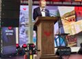 Gerente general de Salmones de Chile durante su discurso por los 40 años de la empresa en Chonchi, Chiloé