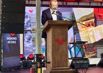 Gerente general de Salmones de Chile durante su discurso por los 40 años de la empresa en Chonchi, Chiloé