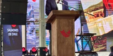 Gerente general de Salmones de Chile durante su discurso por los 40 años de la empresa en Chonchi, Chiloé