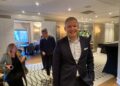 Ivan Vindheim, CEO de Mowi, en un salón con otros asistentes al fondo.