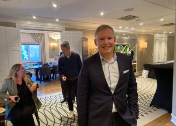 Ivan Vindheim, CEO de Mowi, en un salón con otros asistentes al fondo.