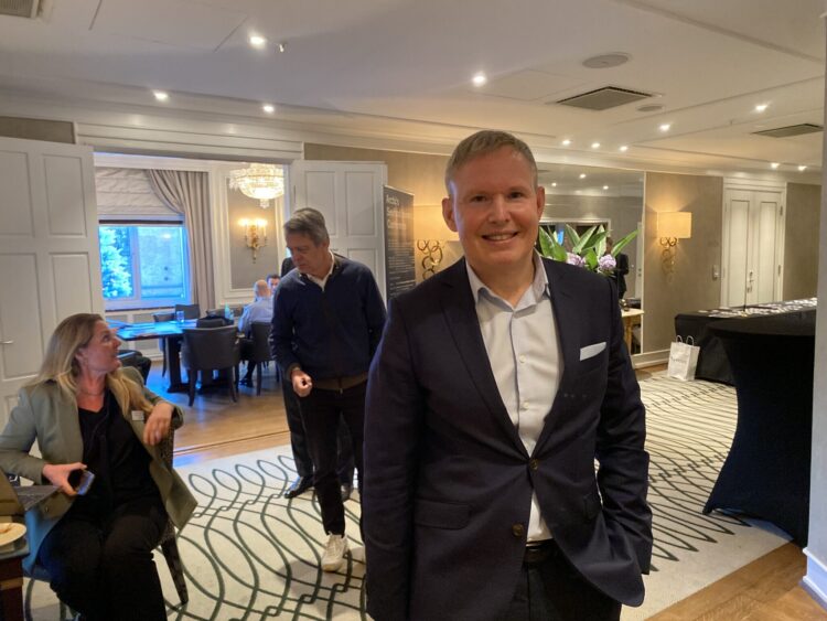 Ivan Vindheim, CEO de Mowi, en un salón con otros asistentes al fondo.