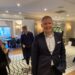 Ivan Vindheim, CEO de Mowi, en un salón con otros asistentes al fondo.