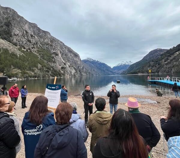 Pasarelas reutilizadas dan vida a nuevo muelle sustentable en Lago La Paloma. Foto: Oscar Arias